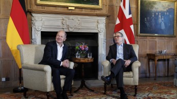 Στο Ηνωμένο Βασίλειο ο Σολτς - συνομιλίες με τον Στάρμερ για την Ουκρανία