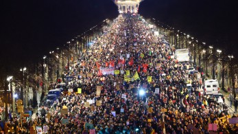 Γερμανία: Χιλιάδες διαδηλωτές στο Βερολίνο κατά της ακροδεξιάς Γερμανία: Χιλιάδες διαδηλωτές στο Βερολίνο κατά της ακροδεξιάς