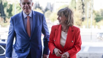 Σακελλαροπούλου και Τασούλας γευμάτισαν σε εστιατόριο στο κέντρο της Αθήνας Σακελλαροπούλου και Τασούλας γευμάτισαν σε εστιατόριο στο κέντρο της Αθήνας