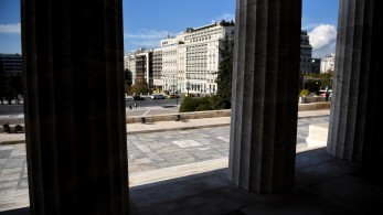 Παλαιοκομματισμός: η σκιά του χθες που δεν λέει να φύγει Παλαιοκομματισμός: η σκιά του χθες που δεν λέει να φύγει