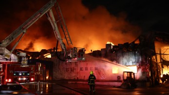 Κανονικά λειτουργεί το εργοστάσιο «Καραμολέγκος» στο Κορωπί - Καταγραφή ζημιών μετά τη φωτιά