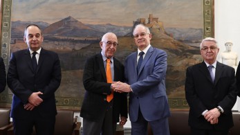 Βουλή: σε θερμό κλίμα η τελετή παράδοσης-παραλαβής της προεδρίας