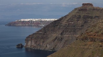 Κατολισθήσεις στη Σαντορίνη από τους συνεχείς σεισμούς (βίντεο)