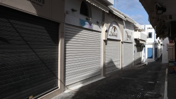 Σαντορίνη: ο κόσμος φεύγει, «ευκαιρία» για πλιάτσικο Σαντορίνη: ο κόσμος φεύγει, «ευκαιρία» για πλιάτσικο