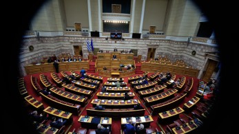 Βουλή: υπερψηφίστηκε το νομοσχέδιο για τα Airbnb - Τι δήλωσαν Κεφαλογιάννη και Ράπτη