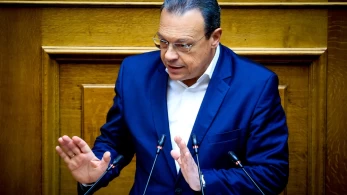 Ο Φάμελλος ψάχνει εναγωνίως βουλευτές για να «κλέψει» τον τίτλο της αξιωματικής αντιπολίτευσης από το ΠΑΣΟΚ