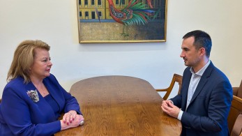 Ο Αλέξης Χαρίτσης βλέπει στο πρόσωπο της Λούκας Κατσέλη... την αντίσταση κατά της δεξιάς Ο Αλέξης Χαρίτσης βλέπει στο πρόσωπο της Λούκας Κατσέλη... την αντίσταση κατά της δεξιάς