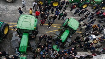 Κλιμακώνουν τις κινητοποιήσεις τους οι αγρότες