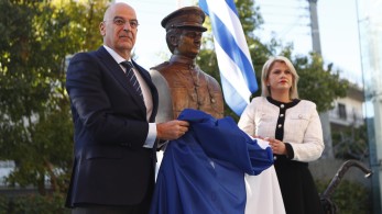 Συγκίνηση στα αποκαλυπτήρια της προτομής του Έκτορα Γιαλοψού από τον Νίκο Δένδια