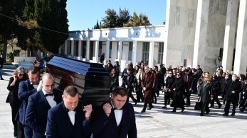 Δημήτρης Κολλάτος: πλήθος κόσμου αποχαιρέτισε τον σπουδαίο σκηνοθέτη [εικόνες]