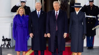 Τζο και Τζιλ Μπάιντεν υποδέχτηκαν Ντόναλντ και Μελάνια Τραμπ στον Λευκό Οίκο
