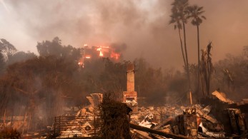 Καλιφόρνια: τουλάχιστον δύο νεκροί και πολλοί τραυματίες από τις φονικές φωτιές