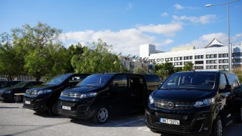 Υπουργείο Μετανάστευσης: παρέλαβε 3 ηλεκτρικά οχήματα και 2 φορτιστές από τον ΔΟΜ