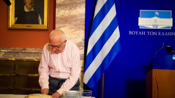 Ο Νικήτας Κακλαμάνης στην κοπή πίτας των κοινοβουλευτικών συντακτών