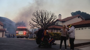 Λος Άντζελες: απαγόρευση της κυκλοφορίας στις καμένες ζώνες  για τον φόβο λεηλασιών