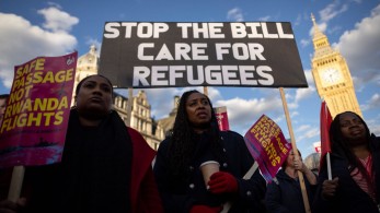 Βρετανία: η κυβέρνηση Στάρμερ έχει απελάσει πάνω από 16.000 μετανάστες