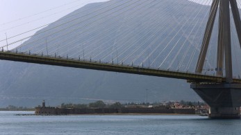 Ρίο-Αντίρριο: άνδρας έπεσε από τη γέφυρα μπροστά σε αστυνομικούς - εντοπίστηκε ζωντανός