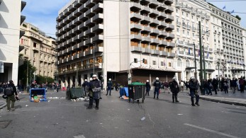 Δώδεκα προσαγωγές και μία σύλληψη στα επεισόδια στο Σύνταγμα - Τραυματίστηκαν τέσσερις αστυνομικοί Δώδεκα προσαγωγές και μία σύλληψη στα επεισόδια στο Σύνταγμα - Τραυματίστηκαν τέσσερις αστυνομικοί