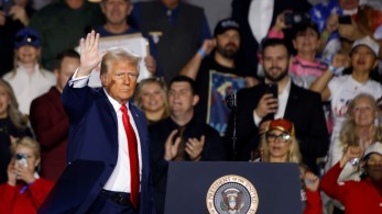 Τραμπ: απειλές με δασμούς και κυρώσεις στην Κολομβία μετά την επαναπροώθηση αεροσκαφών