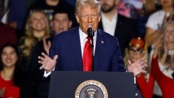 Με το βλέμμα στο Πεκίνο...