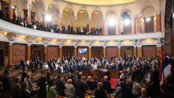 Σερβία: ένταση, αυγά και καπνογόνα στη Βουλή (βίντεο)