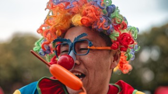 Στείλτε μέσα τους κλόουν