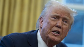 Τραμπ σε Αμερικανούς: Μην είστε αδύναμοι, μην είστε ηλίθιοι, κάντε υπομονή