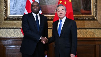 Συνομιλίες των ΥΠΕΞ Κίνας και Βρετανίας για οικονομία και ασφάλεια