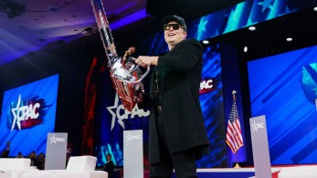 Με αλυσοπρίονο ο Έλον Μασκ - Δώρο του Χαβιέρ Μιλέι «για τη γραφειοκρατία» (βίντεο)