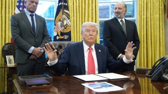 Τραμπ και Ζελένσκι θα υπογράψουν σήμερα συμφωνία για τα ουκρανικά ορυκτά