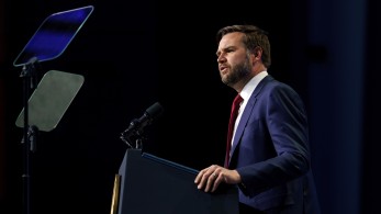 Τα «μαζεύει» ο Βανς: αρνείται πως μίλησε με ασέβεια για τη Βρετανία και τη Γαλλία