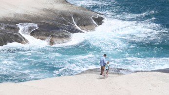 ΥΠΕΝ: Η αλήθεια για το ξενοδοχείο στο Σαρακήνικο της Μήλου