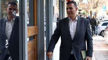 Σε πανικό ο Καραμέρος, τα βάζει με τον ΣΚΑΪ - Η πληρωμένη απάντηση από Οικονόμου (video)