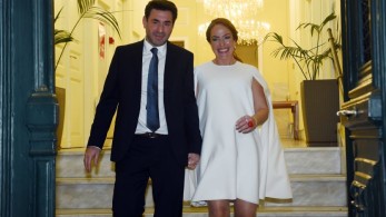 Η Δόμνα Μιχαηλίδου παντρεύτηκε τον Λεωνή Μαντωνάκη στο δημαρχείο Πειραιά [εικόνες]