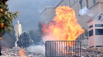 Επεισόδια στο Σύνταγμα - Μπαχαλάκηδες αμαυρώνουν το μεγαλειώδες ειρηνικό συλλαλητήριο (φωτό)
