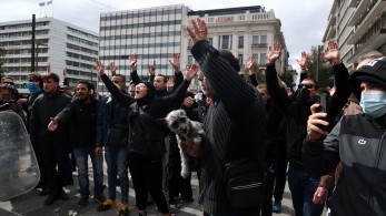 Τέμπη: Συγκινούν μαθητές που επιχειρούν να φτάσουν στο Σύνταγμα με τα χέρια ψηλά (βίντεο)