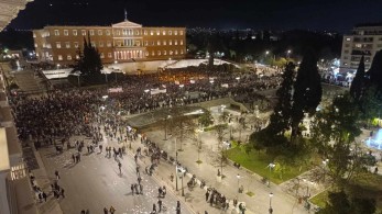 Επεισόδια από κουκουλοφόρους στο Σύνταγμα