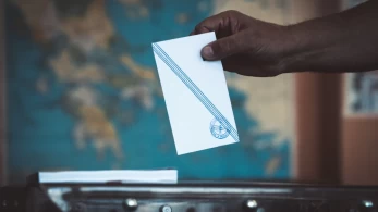 Δημοσκόπηση - κόλαφος μετά την εργαλειοποίηση των Τεμπών: Νέα πτώση για ΠΑΣΟΚ, στο 4% ο ΣΥΡΙΖΑ