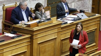 Κωνσταντοπούλου: παραλήρημα στη Βουλή για τα Τέμπη - Επεισόδιο με τον Λαμπρούλη του ΚΚΕ