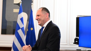 Στα Ηνωμένα Αραβικά Εμιράτα ο Γιώργος Γεραπετρίτης – Στην ατζέντα η επόμενη ημέρα στη Γάζα