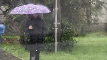 Καιρός: βροχές και καταιγίδες σε όλη σχεδόν τη χώρα - Πού θα χιονίσει