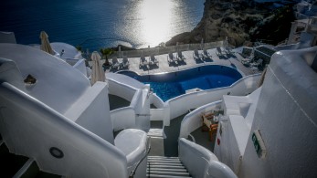 Όργιο αυθαιρεσίας σε Σαντορίνη και Μύκονο - «Η κυβέρνηση βάζει τέλος» λέει ο Σκυλακάκης