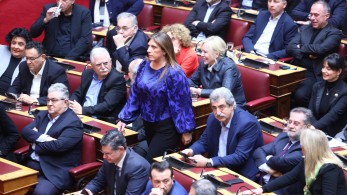 «Ριζοσπάστης» για Ζωή Κωνσταντοπούλου: «θεσμικό... σκυλάκι του καναπέ»