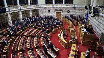 Βουλή: ενός λεπτού σιγή για τα θύματα των Τεμπών (φωτό)