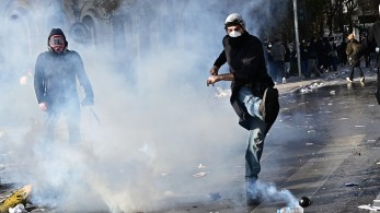 Συγκέντρωση για τα Τέμπη: πολίτες αποδοκιμάζουν τους κουκουλοφόρους (Vid)