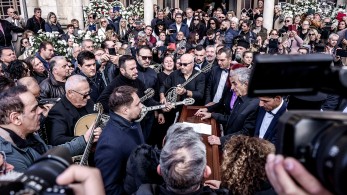 Πλήθος κόσμου αποχαιρέτισε τον Μανώλη Λιδάκη: στο Ηράκλειο Κρήτης η κηδεία