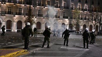 Επεισόδια στο Σύνταγμα: Δίωξη για πλημμελήματα σε 11 - Παραμένουν κρατούμενοι