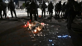 Επεισόδια στο Σύνταγμα: 30 προσαγωγές, 7 συλλήψεις - Η ανακοίνωση της ΕΛΑΣ