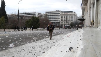 Σύνταγμα: μηχανήματα απομακρύνουν τις πέτρες, ενώ παραμένουν ομάδες ακροαριστερών και μπαχαλάκηδων