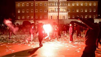 Πεδίο μάχης το Σύνταγμα - Μολότοφ, προσαγωγές, συλλήψεις και τραυματίες Πεδίο μάχης το Σύνταγμα - Μολότοφ, προσαγωγές, συλλήψεις και τραυματίες